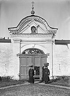 Munkar vid porten till Valamo kloster (1930-tal).