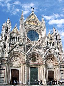 A fachada multicolorida da Catedral de Siena, Itália, que tem elementos bizantinos, românicos e góticos.