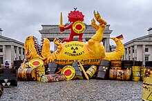 Besiegter Atomkraft-Saurier vor dem Brandenburger Tor (2023)