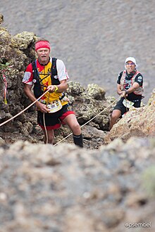 Coureurs grimpant à l'aide d'une corde sur la Haría Extreme à Lanzarote.