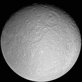 Der Saturnmond Rhea, fotografiert von der Raumsonde Cassini