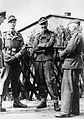 SS-Mann Kenneth Berry ve SS-Sturmmann Alfred Minchin, Alman subaylarıyla birlikte, Nisan 1944