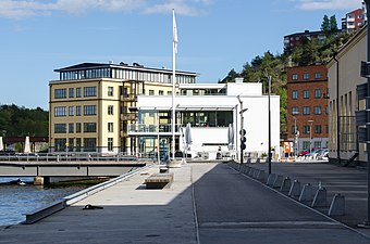 Renoverad äldre varvsbyggnader och en nybyggd restaurang.