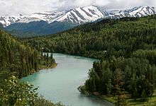 La Kenai River antaŭ la Kenai Mountains