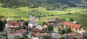 Lermoos, Ortsmitte mit Pfarrkirche, Dietrichscher Ansitz und Hotel Post