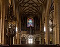 Blick durchs Kirchenschiff zur Orgel