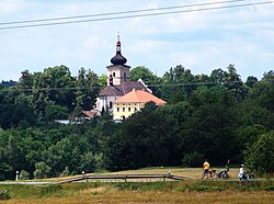 Slivice, kostel svatého Petra s farou, pohled od Buku