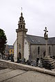 Église Saint-Pol-Aurélien construite en 1860 et son clocher ajouré à galerie typique. Seuls quelques bénitiers et le porche, sculpté d'une brisure des Tournemine, restent de l'église de la fin du XVe.