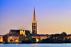 Vue du quai des Salinières avec la basilique en arrière-plan.