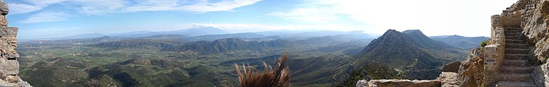 Panorama sur le Fenouillèdes et les Pyrénées, depuis le château de Quéribus