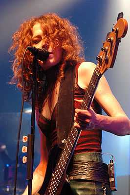 Melissa Auf der Maur tijdens een optreden (2005)