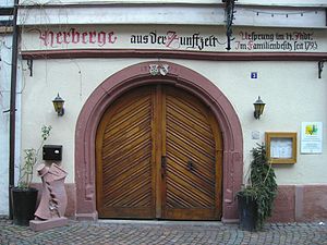 Torbogen eines alten Wirtshauses in der Altstadt