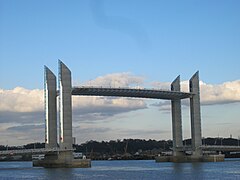 Le pont Jacques-Chaban-Delmas levé à Bordeaux, le 15 mars 2013 (jour de son inauguration).