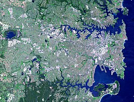 Satellietopname van de Parramatta River en Port Jackson (boven) en de Georges River, die in Botany Bay uitkomt (onder)