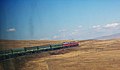 Um trem da Trans-Mongoliana passando pelo deserto de Gobi