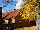 Dreiseitgehöft, bestehend aus Wohnhaus, zwei Wirtschaftsgebäuden und Einfriedung