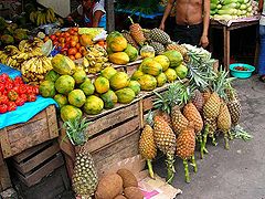 Puestos de productos de venta minorista en el Mercado de Belén.