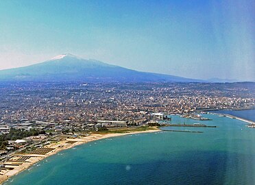 Catania met op de achtergrond de Etna