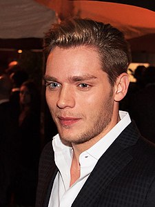 Dominic Sherwood v roce 2015