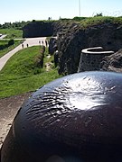 Marques laissées par les obus sur l'observatoire de la tourelle de 155 de Douaumont.