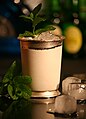 Moderne sølvbeger med mint julep