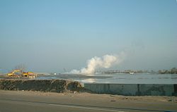 Vue du volcan de boue de Sidoarjo en juillet 2006 avec le lieu de l'émission des coulées de boue au niveau du panache.