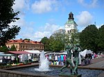 Badande ungdom på Varbergs torg