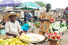 Venditori di frutta e verdura al mercato umido di Bodija, Ibadan, Nigeria