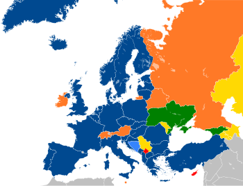 Um mapa da Europa com países em seis cores diferentes com base em sua afiliação à OTAN.