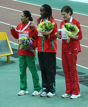 Hasna Benhasi marokoarra (ezkerra, zilarra), Janeth Jepkosgei keniarra (erdikoa, urrea) eta Mayte Martinez espainiarra (eskuina, brontzea) euren dominak erakusten, Osaka (Japonia) 2007 Munduko Txapelketa, 800 m