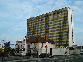 Der Pub „The Red Lion“ und das ehemalige 3M-Gebäude