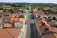 La route de Vallet, en ligne droite, bordée de maisons, vue du haut du clocher