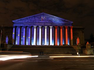 Illumination de la façade nord lors de la Présidence française de l'Union européenne (2008).