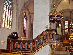 Kanzel mit Treppe; romanische und gotische Fenster