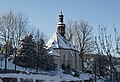 Kirche (mit Ausstattung) und Kirchhof mit Einfriedung sowie Stützmauern