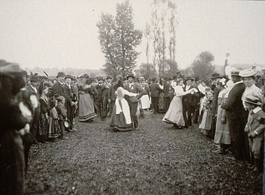 groupe de personnes dans un pré