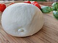 Mozzarella, exemple de fromatge de pasta fielada