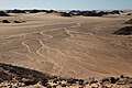 Een wadi in de Nubische Woestijn ten oosten van Wadi Halfa vormt het zichtbare bewijs dat het soms ook regent in de woestijn. Door de harde zandbodem verwaait de wadi niet.