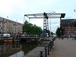 Westergasbrug, links nieuwbouw, rechts rijksmonument (2011)