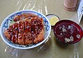 濃口ソースのかかったカツを丼飯に載せたもの（福島県）