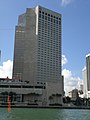 El Intercontinental a orillas de la bahía Biscayne y el río Miami en el distrito financiero de Miami (2017)