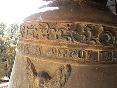 Inscriptions sur la cloche de la chapelle.