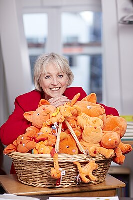 Jet Boeke met een stapel Dikkie Dik-knuffels.