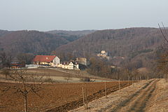 Im Vordergrund die Ruine Maisenburg mit dem erhaltenen Gutsteil, im Hintergrund die Ruine Schülzburg