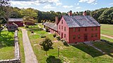 Nathan Hale Homestead in Coventry (2021). Dieses Gehöft entstand in seiner heutigen Form im Jahr 1777. Im Vorgängerbau wurde Nathan Hale geboren, der als Offizier in der Kontinentalarmee während des Amerikanischen Unabhängigkeitskriegs Bekanntheit erlangte. Im Oktober 1970 wurde das Gelände als erstes Objekt des County in das NRHP aufgenommen.[8]