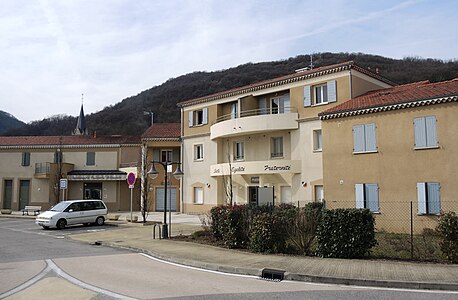 La place de la mairie, avec son commerce.