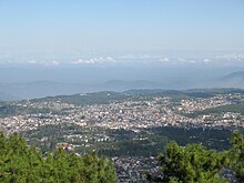 Panoramablick auf die Stadt mit blauem Himmel am Horizont in Farbe.