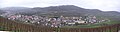 Winterliches 180-Grad-Panorama des Dorfes Achkarren von halber Höhe des Schloßberges, von der „Herzig-Hütte“ aus gesehen (das Panorama-Bild hat eine besonders hohe Auflösung - darauf klicken!)