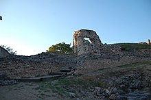 Vue d'une partie des maçonneries d'un théâtre romain : gradins et aracartures.