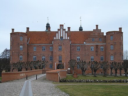 Vestfløjen med Eske Brocks porttårn fra 1616.